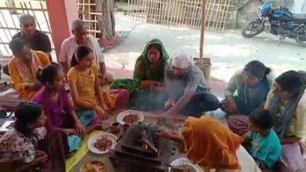 टेढ़ागाछ: टेढ़ागाछ प्रखंड में विश्व शांति के लिए सुहिया हाट दुर्गा मंदिर में हवन कार्यक्रम आयोजित