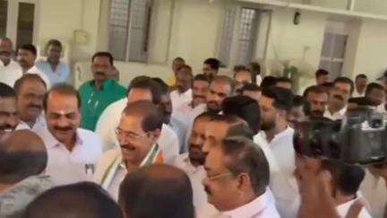 തൃശൂർ: നിയുക്ത കെ.പി.സി.സി പ്രസിഡന്റ് സണ്ണി ജോസഫ് കെ. കരുണാകരന്റെ പൂങ്കുന്നത്തെ സ്മൃതിമണ്ഡപത്തിൽ പുഷ്പാർച്ചന നടത്തി