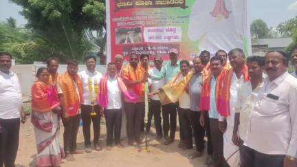 ಹಗರಿಬೊಮ್ಮನಹಳ್ಳಿ: ಪಟ್ಟಣದ 15ನೇ ವಾರ್ಡ್‌ನಲ್ಲಿ ನೂತನ ಸಿಸಿ ಚರಂಡಿ ನಿರ್ಮಾಣಕ್ಕೆ  ಶಾಸಕ ಕೆ. ನೇಮಿರಾಜ್ ನಾಯ್ಕ್ ಭೂಮಿ ಪೂಜೆ