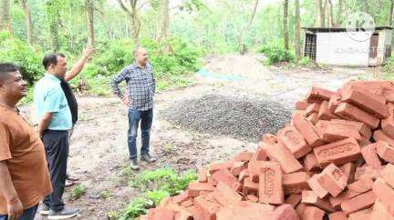 সৰুপথাৰ: উৰিয়ামঘাটত ৰেংমা নদীৰ পাৰত ৰাইজৰ বাবে নতুনকৈ নিৰ্মীয়মাণ উদ্যানখন পৰিদৰ্শন কৰে বিধায়ক বিশ্বজিৎ ফুকনে