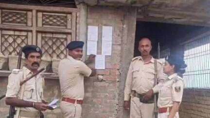 डुमरा: मेहसौल पुलिस ने फरार पांच अभियुक्तों के घर नोटिस चिपकाए