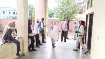 डूंगरपुर: जिले के बिछीवाड़ा थाना के शेरवाडा गांव में दो बच्चों के पिता का शव घर के अंदर रस्सी के फंदे से लटका हुआ मिला