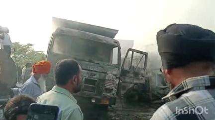 बाजपुर: केलाखेड़ा राष्ट्रीय राजमार्ग 74 के समीप खनन सामग्री से भरे दो डंपरों में लगी भीषण आग, बड़ा हादसा होने से टला