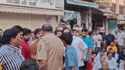 करहल: करहल क्षेत्र में सर्राफा व्यापारी के साथ मारपीट के बाद लूट की घटना, व्यापारियों ने सड़क पर लगाया जाम