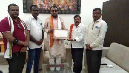 बुलढाणा: मेहकर येथे केंद्रीय राज्यमंत्री प्रतापराव जाधव यांची माजी आमदार विजयराज शिंदे यांनी घेतली भेट