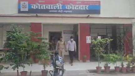 कोटद्वार: कोटद्वार शहर में चोरी की घटनाओं को अंजाम देने वाले शातिर चोर को पुलिस ने किया गिरफ्तार