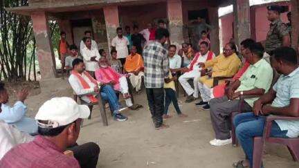 बैरिया: सेमरबारी टोला में अग्नि पीड़ितों से विधायक ने की मुलाकात, सरकारी सहायता उपलब्ध कराने को लेकर अधिकारियों से की बात