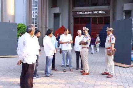 మేడ్చల్: చర్లపల్లి లో జైల డైరెక్టర్ జనరల్ సౌమ్య మిశ్రా నీ మర్యాద పూర్వకంగా కలిసిన ఉప్పల్ ఎమ్మెల్యే లక్ష్మారెడ్డి