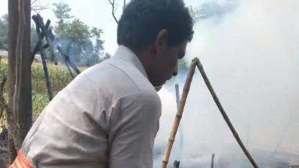 बथनाहा: बैरहा में घर में लगी आग, लाखों का सामान जलकर राख