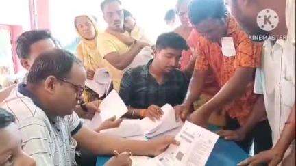 রায়গঞ্জ: রায়গঞ্জের সাংসদের প্রচেষ্টায় রায়গঞ্জে অনুষ্ঠিত হোলো প্রবীণ ও দিব্যাঙ্গদের সহায়তা রেজিষ্ট্রেশন ক্যাম্প