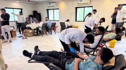 ખંભાત: APMC ખાતે ભાજપા દ્વારા રક્તદાન કેમ્પ યોજાયો, ધારાસભ્ય સહિત જિલ્લા પ્રમુખ હાજર રહ્યા.