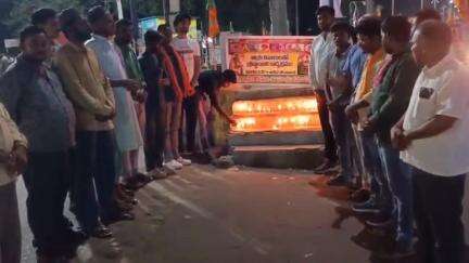అసిఫాబాద్: ఆసిఫాబాద్ జిల్లా కేంద్రంలో అమర జవాన్లకు కొవ్వొత్తులతో నివాళి