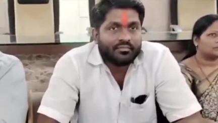 कराड: शेतकरी आणि दिव्यांग बांधवांच्या मागण्यांसाठी प्रहार पक्षातर्फे मंत्री शिवेंद्रसिंहराजे यांच्या निवासस्थानासमोर आंदोलन
