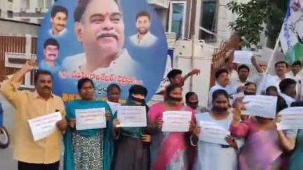విజయవాడలో మహిళలు మూతికి నల్లరెబ్బును కట్టుకొని నిరసన