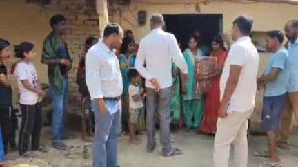 गोला: गोला क्षेत्र में सांसद द्वारा उपलब्ध कराए गए लहंगे का युवतियों के बीच वितरण
