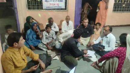 जीरापुर: जीरापुर नगर में नगर परिषद के कर्मचारी चौपाल लगाकर ई-केवाईसी कर रहे हैं