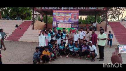 மேட்டுப்பாளையம்: மேட்டுப்பாளையத்தில் சிறுமுகை சாலையில் காவல்துறை பொதுமக்கள் நட்புறவுக்கான கிரிக்கெட் போட்டி நடைபெற்றது