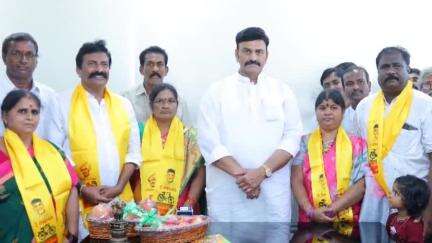 ఉండి: డిప్యూటీ స్పీకర్ కనుమూరి రఘురామకృష్ణంరాజు సమక్షంలో టిడిపిలోకి చేరిన 150 మంది బొండాడ గ్రామానికి చెందిన వైసీపీ నాయకులు