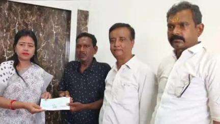 गोला: हेमतपुर निवासी बीमार महिला को मुख्यमंत्री राहत कोष से ₹50,000 की राशि स्वीकृत, विधायक ने चेक सौंपा