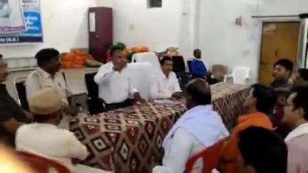 मानपुर: मानपुर नगर परिषद कार्यालय में एसडीएम ने व्यापारियों के साथ की बैठक, CMO रहे मौजूद