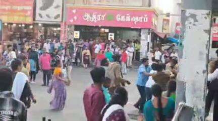 திருப்பூர் தெற்கு: காமராஜ் சாலையில் கலைஞர் கருணாநிதி மத்திய பேருந்து நிலையத்தில் மது போதையில் தகராறில் ஈடுபட்ட வாலிபர்களுக்கு தர்ம அடி