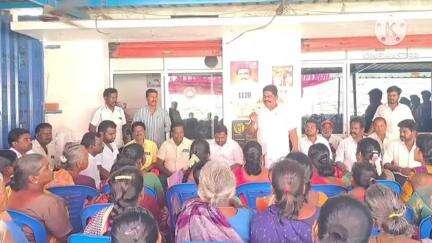 வாணியம்பாடி: நியுடவுன் பகுதியில் உள்ள திமுக மாவட்ட செயலாளர் அலுவலகத்தில் திமுகவில் இணைந்த 150கும் மேற்பட்ட மாற்று கட்சியினர்