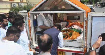 पटना ग्रामीण: बिहार के पूर्व मंत्री आर.एन. सिंह का पार्थिव शरीर विधानसभा लाया गया, बड़े नेताओं ने किया अंतिम दर्शन