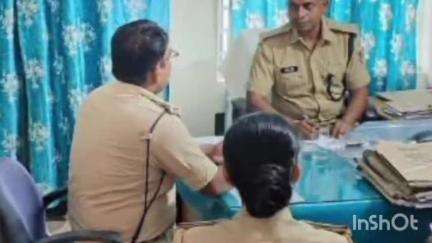 ढाका: सिकरहना अनुमंडल पुलिस पदाधिकारी ने ढाका थाना परिसर में अनुसंधान कर्ताओं के साथ की बैठक