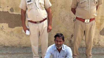 बुहाना: सिंघाना पुलिस ने अवैध देसी शराब बेचते हुए एक आरोपी को किया गिरफ्तार