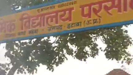 भरथना: महेवा ब्लॉक के परसौली गांव में डेंगू से बचाव के लिए फागिंग मशीन से दवा का छिड़काव किया गया