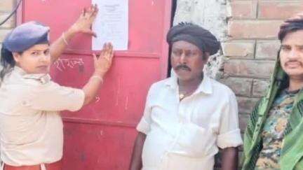 ताजपुर: ताजपुर पुलिस ने न्यायालय से जारी इश्तेहार वारंट का तामिला कराया