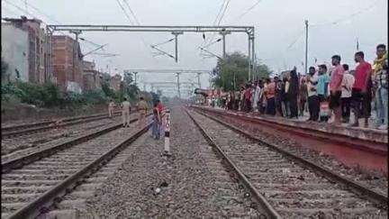 नाथनगर: नाथनगर में ट्रेन से कटकर एक व्यक्ति की मौत, शरीर के उड़े चिथड़े, मृतक की पहचान नहीं हो पाई