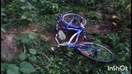 റാന്നി: വടശേരിക്കര കുമ്പളത്താമൺ ജങ്ഷന് സമീപം റോഡരികിലെ താഴ്ചയിൽ വയോധികൻ മരിച്ച നിലയിൽ, ഇദ്ദേഹം സഞ്ചരിച്ച സൈക്കിളും കണ്ടെത്തി