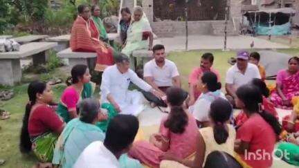 পোলবা-দাদপুর: পোলবার রাজহাট গ্রাম পঞ্চায়েতের অন্তর্গত মিলছিটা গ্রামের ছাব্বিশ নম্বর বুথে জনসংযোগ করলেন বিধায়ক