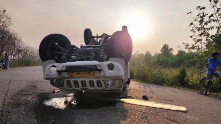 नोआमुंडी: नोवामुंडी रेंगाडबेडा चौक में आइसक्रीम से लदा कैंपर हुआ दुर्घटनाग्रस्त, चालक और खलासी घायल