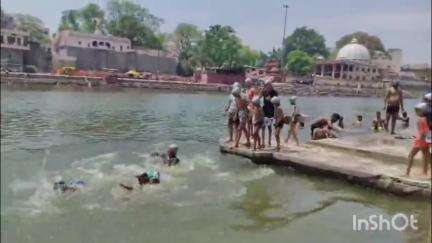 उज्जैन ग्रामीण: रामघाट पर ग्रीष्मकालीन तैराकी शिविर में 50 बच्चों को स्विमिंग कैप वितरित, तैराकी प्रतियोगिता भी हुई