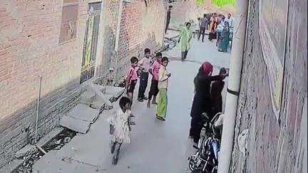 भरथना: परसुपुरा गाँव के समीप भगौती में घर के बाहर लगे सीसीटीवी कैमरे को तोड़ा गया, वीडियो हुआ वायरल