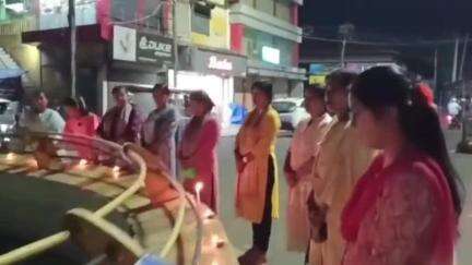 গোলাঘাট: বীৰ জোৱানসকলৰ মঙ্গল আৰু শ্বহীদ সুঁৱৰি গোলাঘাট বাটা পইণ্টত বন্তি প্ৰজ্বলন গোলাঘাট জিলা মহিলা সমিতিৰ