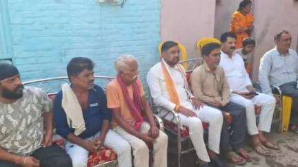 करेली: करेली में पूर्व मंत्री जालम सिंह पटेल और भाजपा जिला अध्यक्ष राम स्नेही पाठक शादी समारोह में शामिल हुए