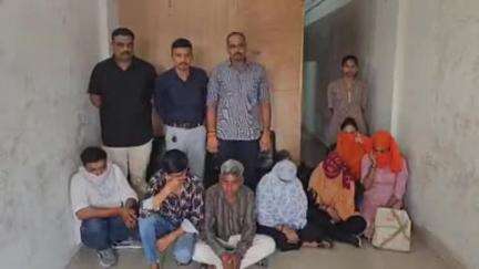 માંડવી: ઉમા કોમ્પલેક્ષ ખાતે ચાલી રહેલ કૂટણખાનું પોલીસે ઝડપી લીધું.