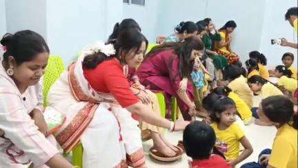 বহরমপুর: অভিনব ভাবে পালিত হল মাতৃদিবস, বহরমপুরে শিশুরা মায়ের পায়ে জল দিয়ে আজকের এই দিনটা পালন করেন