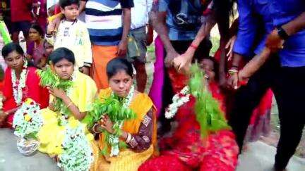 உளுந்தூர்பேட்டை: அஜீஸ் நகர் பகுதியில் அமைந்துள்ள ஸ்ரீ அன்னை முத்து மாரியம்மன் திருக்கோயிலில் நடைபெற்ற சக்திகரகம் நிகழ்ச்சி