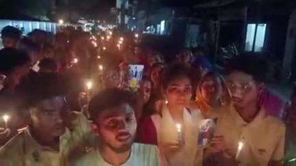 आलापुर: दुलहूपुर में सैकड़ों महिला-पुरुषों ने कैंडल मार्च निकालकर नर्स रूबी के हत्यारों के लिए फांसी की मांग की
