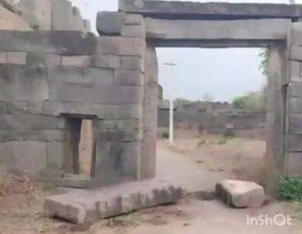 కోటలో కూలిపోయిన ఓరుగల్లు కోట దక్షిణముఖ ద్వారం పైకప్పు