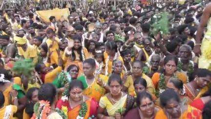 திருத்தணி: திரவுபதி அம்மன் கோயில் தீமிதி திருவிழா 1000க்கும் மேற்பட்ட பக்தர்கள் தீமிதித்து நேர்த்திக்கடன் செலுத்தினர்.