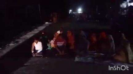 टूंडला: मोहम्मदाबाद में 16 दिन पूर्व हुई बसपा नेता की हत्या के मामले में फरार दो आरोपियों की गिरफ्तारी न होने पर परिवार धरने पर बैठा