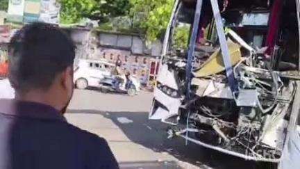 അടൂര്‍: പന്തളം ടൗണിൽ ട്രാഫിക് സിഗ്നൽ ഭാഗത്ത് ടൂറിസ്റ്റ് ബസും സ്വകാര്യ ബസും കൂട്ടിയിടിച്ച് അപകടം, യാത്രക്കാർക്ക് പരിക്ക്