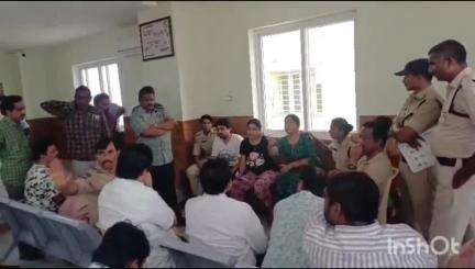 వైద్యుల నిర్లక్ష్య కారణంగా ఓ వ్యక్తి మృతి, ఆస్పత్రి ముందు బంధువుల ఆందోళన, ఘటన స్థలానికి చేరుకున్న పోలీసులు