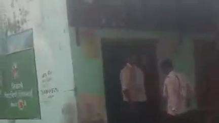 आंवला: आंवला के रामनगर क्षेत्र में शराब दुकान पर सुबह से लगती भीड़, नियम तोड़कर बिक रही शराब, महिलाओं ने किया विरोध