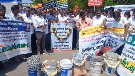 திருப்பூர் தெற்கு: கட்டுமான பொருட்களின் விலை ஏற்றத்தை கட்டுப்படுத்த வலியுறுத்தி கட்டிடப் பொறியாளர்கள் சங்கம் கலெக்டர் அலுவலகம் முன்பு ஆர்ப்பாட்டத்தில் ஈடுபட்டனர்